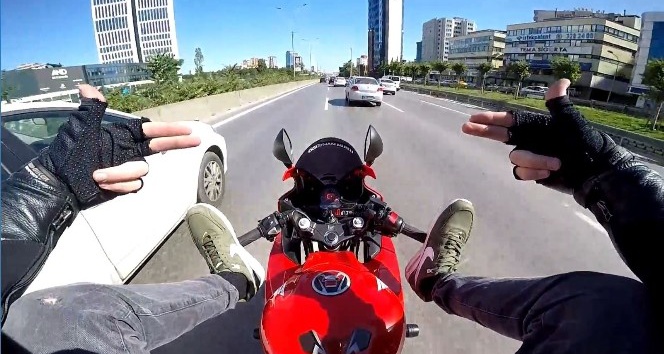 (Özel) E-5 Karayolunda ayaklarıyla motosiklet süren maganda yakalandı