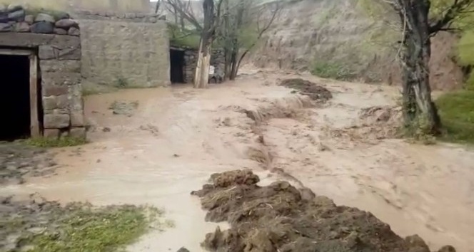 Erzurum’da sel menfezleri yıktı