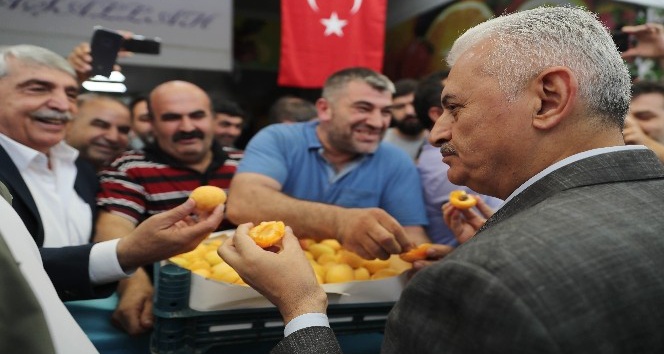 Başbakan Yıldırım, sebze ve meyve halinde esnafla buluştu