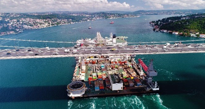 Dev geminin İstanbul Boğazı’ndan geçişi sürüyor
