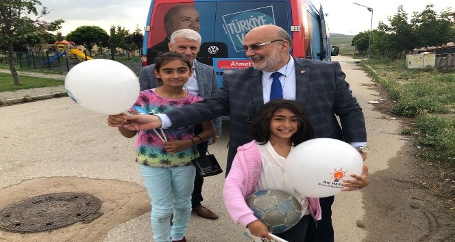 AK Parti’li aday Yelis, çocuklarla bir araya gelerek hediye dağıttı