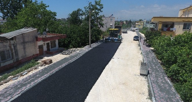 Erdemli’de sıcak asfalt çalışması devam ediyor