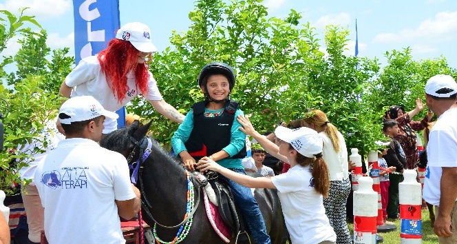 Suriyeli çocuklar, atlarla doyasıya eğlendi