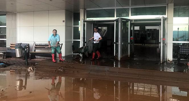 Giresun’da sağanak yağış sonrası hastaneyi su bastı