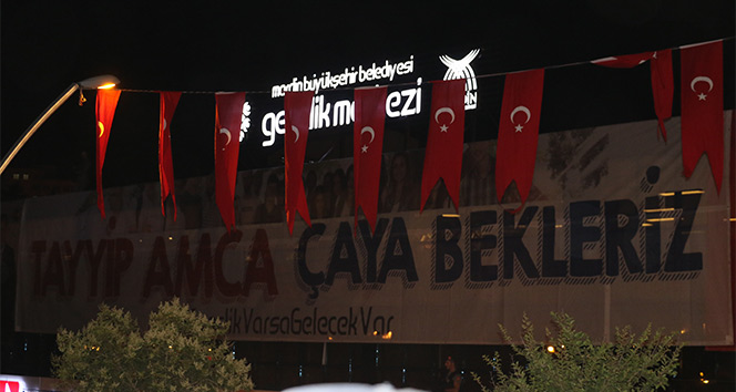 Cumhurbaşkanı Erdoğan, &#039;Tayyip amca çaya bekleriz&#039; pankartına kayıtsız kalmadı