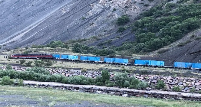 Erzincan’da heyelan treni raydan çıkardı