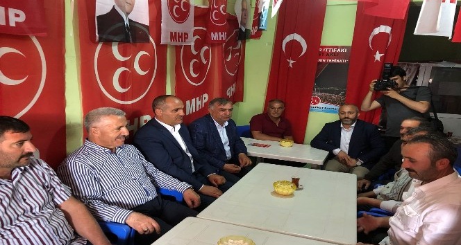 Bakan Arslan MHP seçim bürosunu ziyaret etti