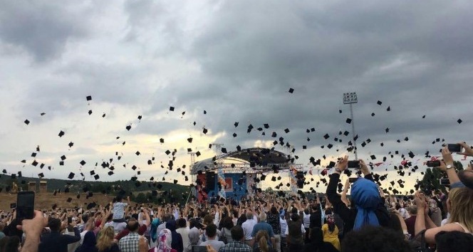 Bilecik Şeyh Edebali Üniversitesi’nde bin 380 öğrenci kep attı