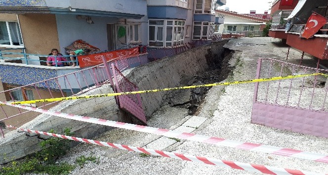 Ankara’da istinat duvarı çöktü