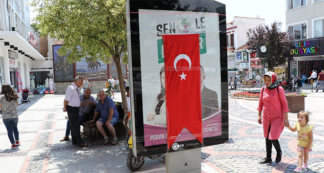 HDP reklamları Türk bayrakları ile kapatıldı