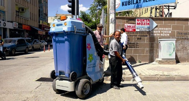 Robot filler Kahta caddelerini temizlemeye başladı