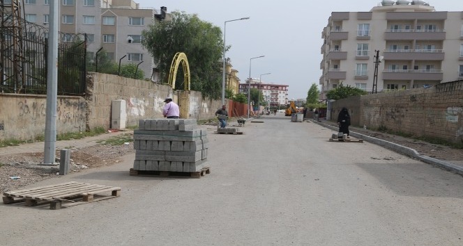 Silopi’de kaldırım çalışmaları devam ediyor