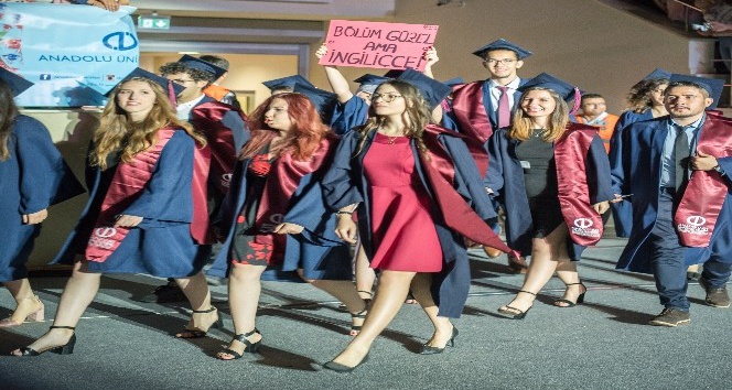 Anadolu Üniversitesi, mezuniyet törenlerinin kapanışını Eğitim Fakültesi ile yaptı