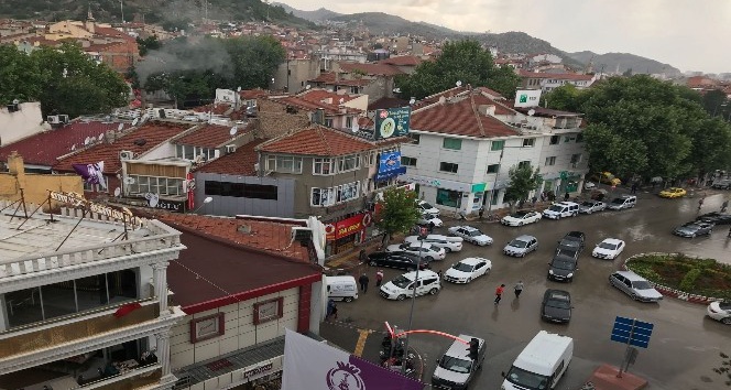 Afyonkarahisar’da vatandaşlar sağanak yağışa hazırlıksız yakalandı
