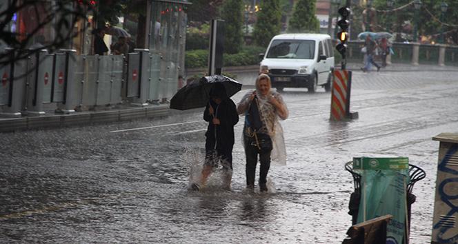Eskişehir&#039;de aniden başlayan yağmur hayatı felç etti