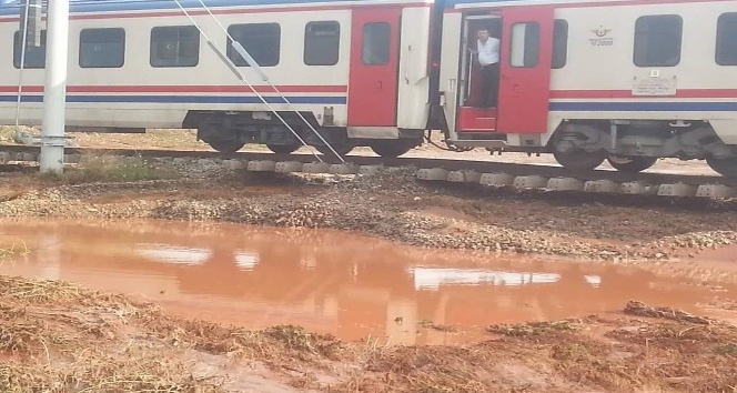 Kırıkkale’de 300 yolcuyu taşıyan tren yolda kaldı