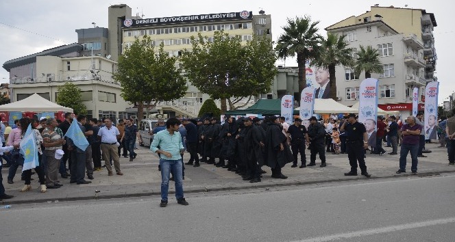 Polis AK Parti ve İyi Parti stantlarını demir bariyer ile ayırdı