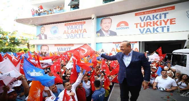 Bakan Çavuşoğlu, Alanya’da istikrar yürüyüşüne katıldı