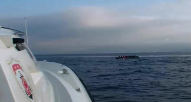 Kuşadası Körfezi’nde 3’ü çocuk, 16’sı kadın 41 kaçak göçmen yakalandı