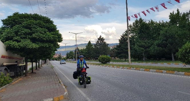 Kutsal topraklara ulaşabilmek için Malezya’dan bisikletle yola çıktı