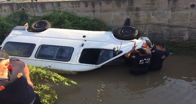 Sulama kanalında can pazarı, kanala uçan aracın sürücüsünü boğulmaktan itfaiye ekipleri kurtardı