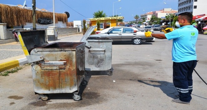 Sarımsaklı’da çöp konteynırlarına Balıkesir Büyükşehir Belediyesi’nden ilaçlama