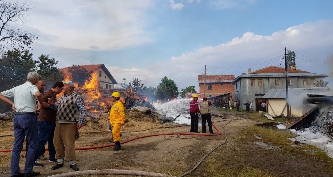 Kastamonu’da halen devam eden yangında 6 ev yandı