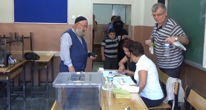 Bursalılar oy kullanmaya başladı