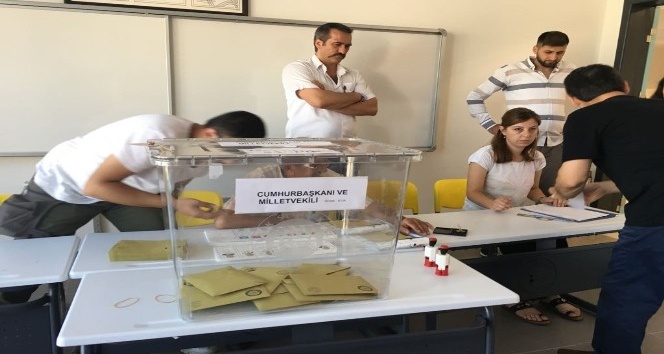 Başbakan’ın da oyunu kullanacağı İzmir’de oy verme işlemi başladı