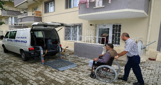 Engelli taşıma aracı ile sandıklara taşınan vatandaşlar oylarını kullandı