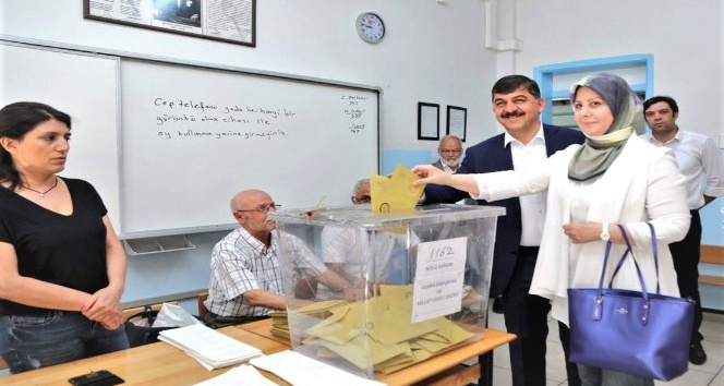 Belediye Başkanı Fadıloğlu eşi ile birlikte oy kullandı