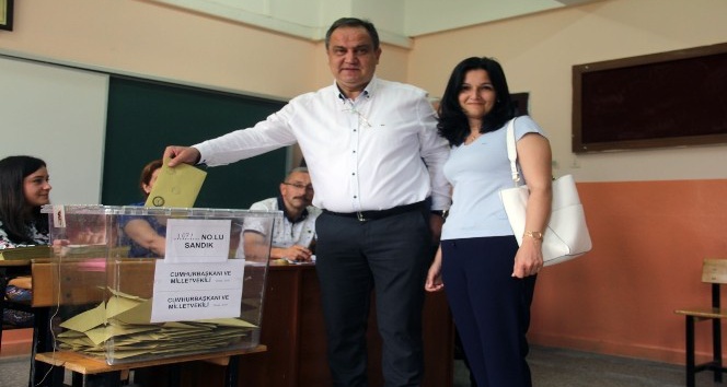 Giresun Belediye Başkanı Kerim Aksu oyunu kullandı