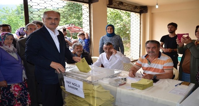 AK Parti Giresun Milletvekilleri Cemal Öztürk ve Sabri Öztürk oylarını kullandı