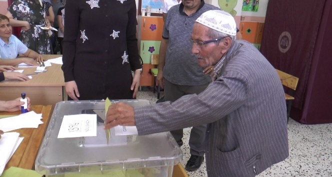 90 yaşındaki İbrahim dede milletvekili aday adayı olan torununun yardımıyla oyunu kullandı