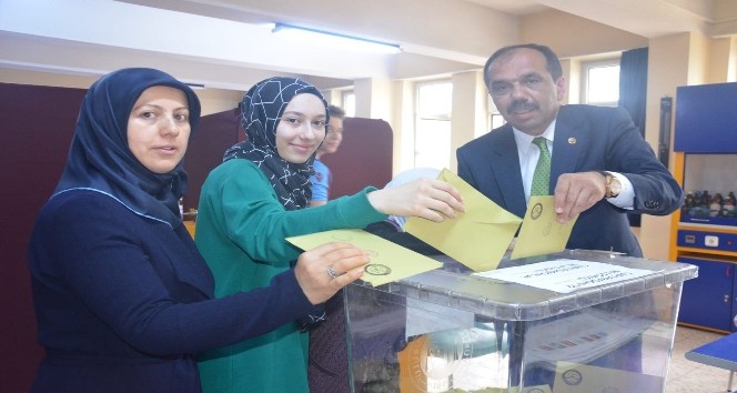 AK Parti Trabzon Milletvekili adayları oylarını kullandı