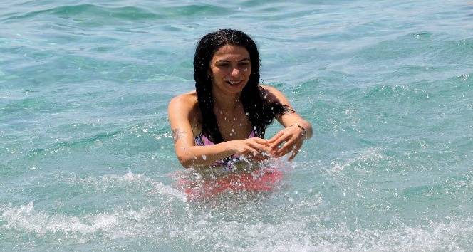 Antalya’da oyunu kullanan denize koştu