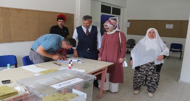 Başkan Güler, annesi ve eşiyle birlikte oy kullandı