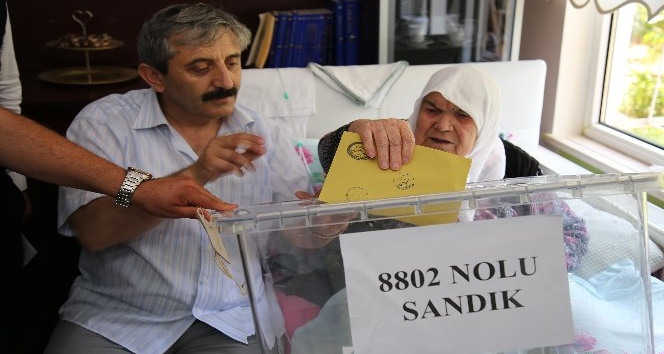 91 yaşındaki Zeynep ve Fatma nine seyyar sandıkta oy kullandı