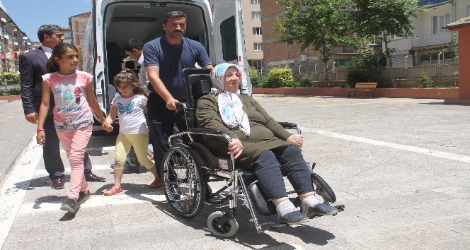 Engelliler ve hastalar da ekipler tarafından taşınarak oylarını kullandı