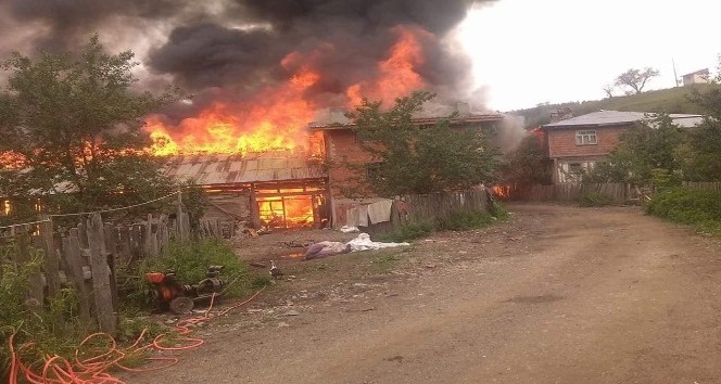 Kastamonu’da halen devam eden yangında üç ev küle döndü