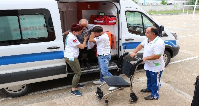 Diyaliz hastası 80 yaşındaki yaşlı adam oy kullanmaya ambulansla geldi