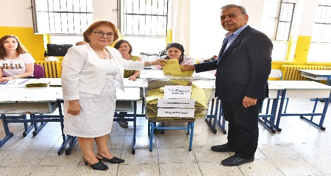 İzmir’de belediye başkanları oylarını kullandı