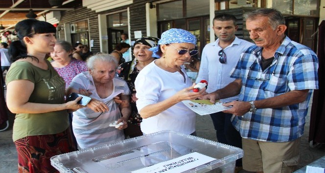 Fatma Girik 95 yaşındaki annesi ile beraber oy kullandı