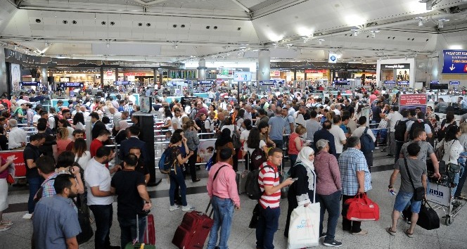 Atatürk Havalimanı’nda seçim yoğunluğu