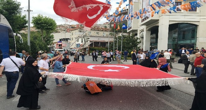 Vatandaşlar AK Parti İstanbul İl Başkanlığı önünde toplanmaya başladı
