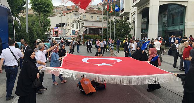 Vatandaşlar AK Parti İstanbul İl Başkanlığı önünde toplanmaya başladı