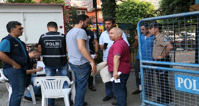 Adana’da sayılan oylar seçim kurullarına getiriliyor