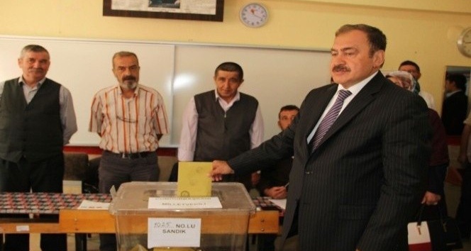Bakan Eroğlu’nun sandığından AK Parti birinci çıktı