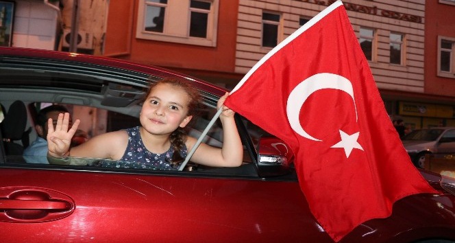 Nevşehir’de AK Parti İl Başkanlığı önünde kutlama yapılıyor