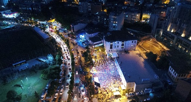 AK Parti İstanbul İl Başkanlığı önündeki kalabalık havadan görüntülendi